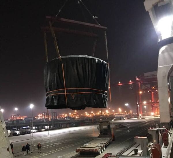 Grúa portuaria izando carga industrial de gran volumen durante una operación de carga proyecto de Life Cargo