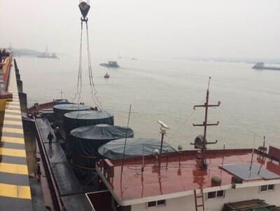 Barcaza transportando carga pesada por vía fluvial, operación coordinada por Life Cargo