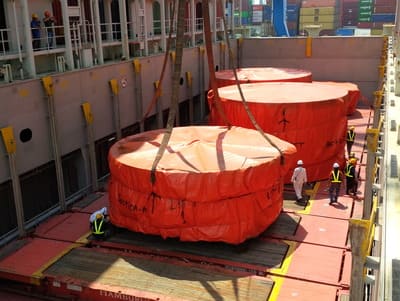 Tanques industriales de gran diámetro transportados en cubierta de buque por Life Cargo