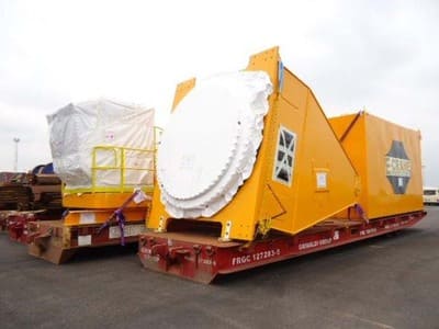 Transporte terrestre de carga sobredimensionada en plataforma extendida (flat rack)